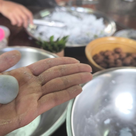 タイの伝統菓子_カノムトム作り
